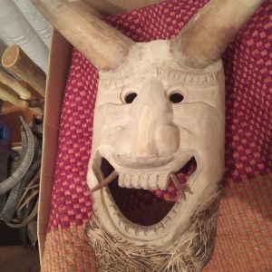 Máscara de madeira de castanheiro com chifres de vaca .