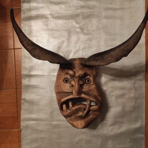 Mascara de madeira castanheiro com chifres de cabra