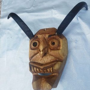 Mascara de madeira de castanheiro (castanea sativa) com chifres de cabra