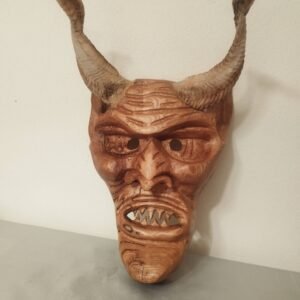 Peça em madeira de castanheiro com chifres de ovelha